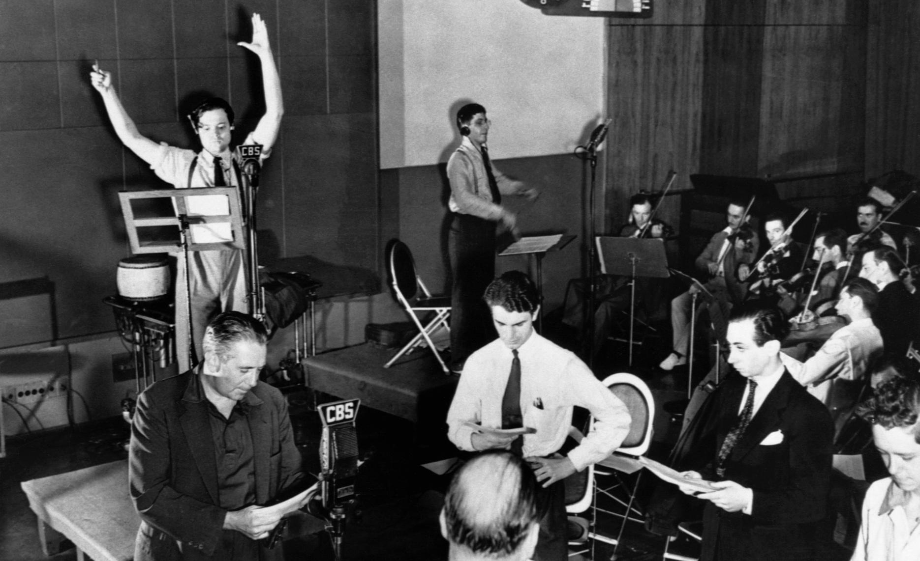 Répétition de La Guerre des mondes au Mercury Theatre. Orson Welles est à gauche, les bras levés.