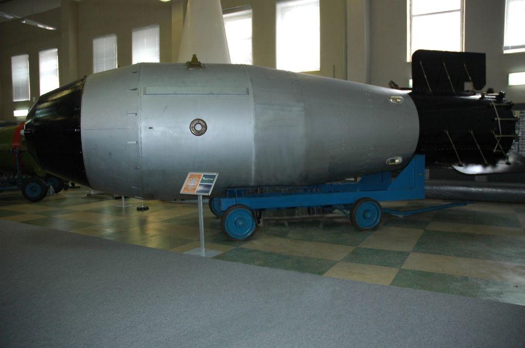 Une enveloppe de bombe de type Tsar Bomba exposée au musée de la bombe atomique de Sarov